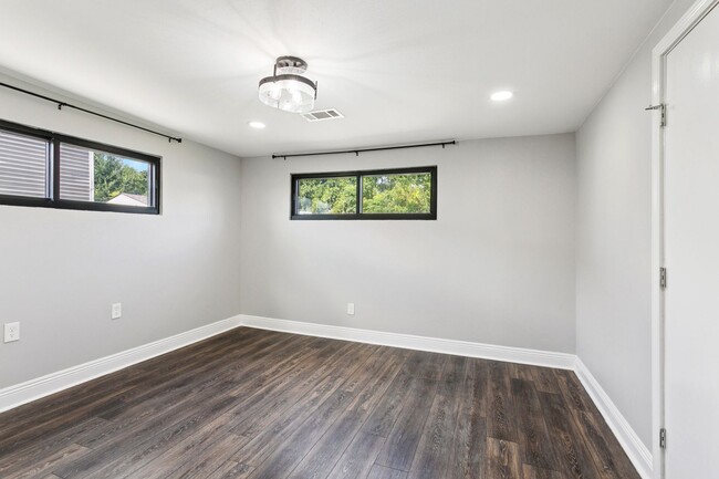 Building Photo - **Charming Family Retreat in the Heart of ...