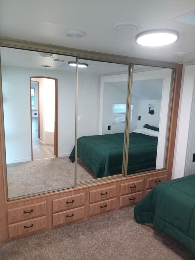 Building Photo - Private Manufactured Home!