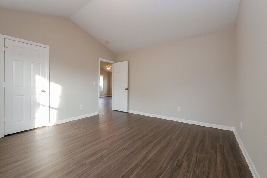 Building Photo - 521 Lakecourt Dr