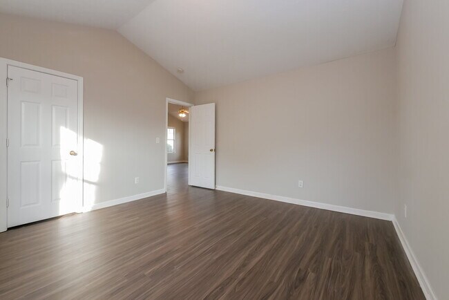 Building Photo - 521 Lakecourt Dr