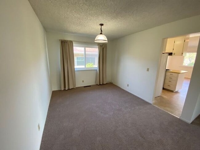 Building Photo - 701 Pine St