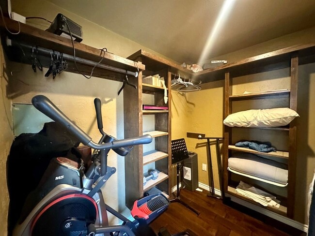 Building Photo - Stunning, fully furnished 3-bedroom, 2-bath lakefront home on Lake Palestine!