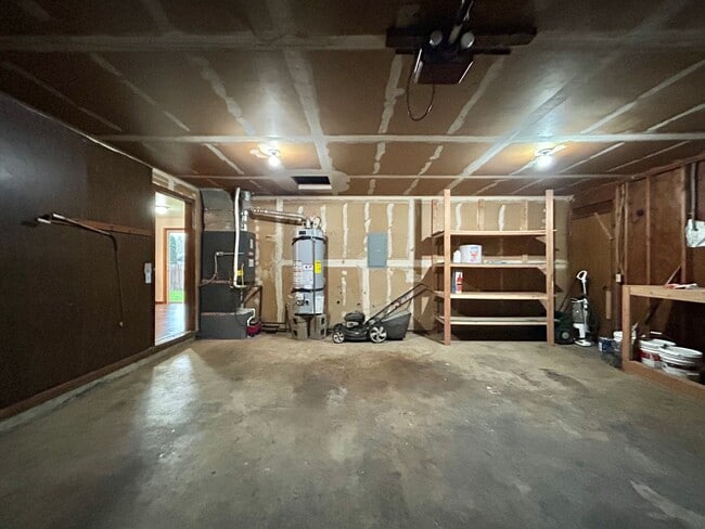 Building Photo - Timeless 5 Bed, 2.5 Bath Home - SW Beaverton