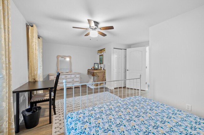 Building Photo - 422 Gainsborough Ct