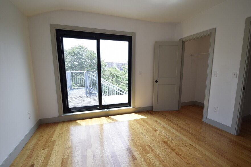 Building Photo - 15 Maywood St