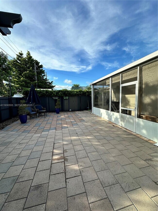 Building Photo - 5010 E 1st Ave