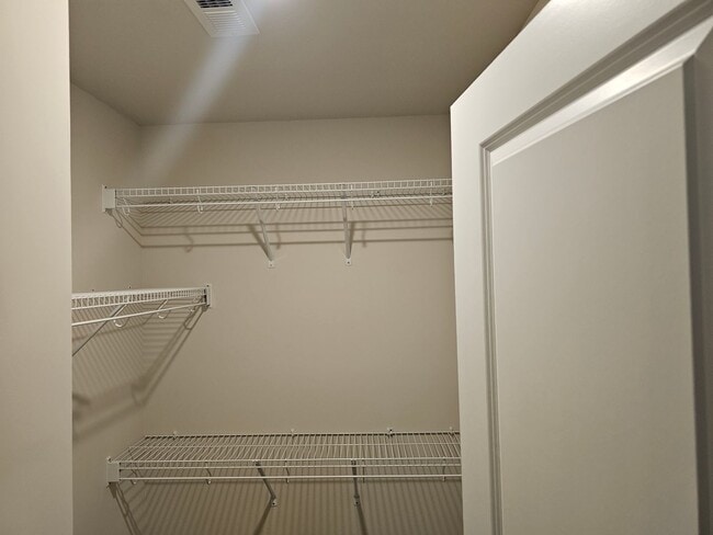 Building Photo - Like-New townhome in Concord