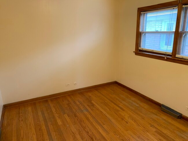 Building Photo - 3826 Clarence Ave