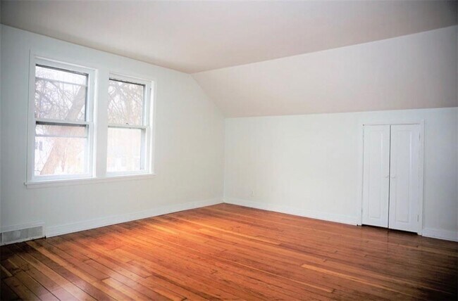 Large living room with hardwood floors. - 264 Cobb Ter