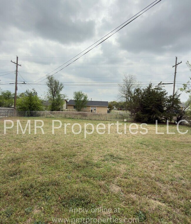 Building Photo - 3 Bedrooms / 1 Bathroom House