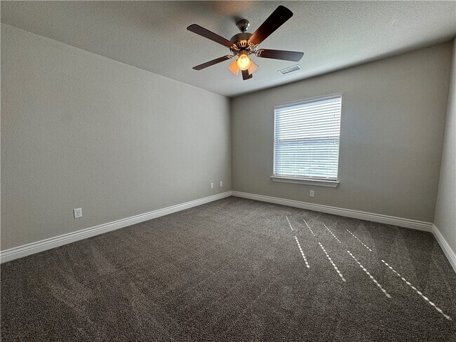 Building Photo - 1800 SW Riverstone Rd