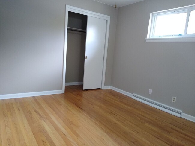 Building Photo - Stunning 4 bedroom 2 bath Virginia Village...