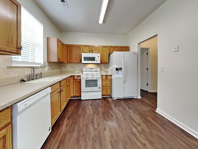 Building Photo - 3439 Silverlake Ct