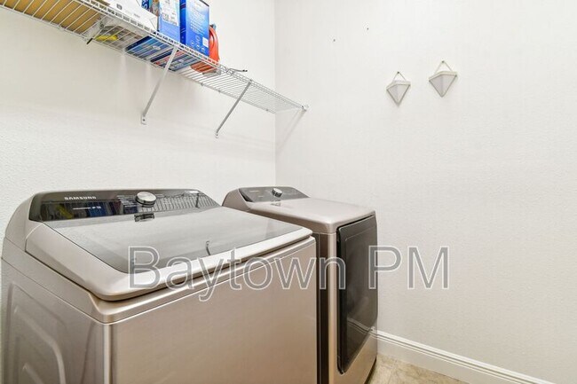 Building Photo - 10530 Medford Lakes Dr