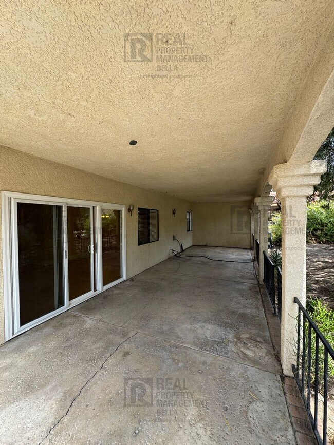 Building Photo - Waterfront Living in Canyon Lake!