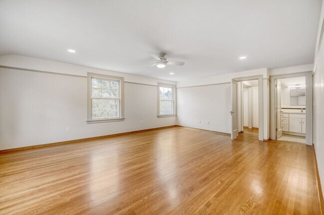 Building Photo - Capitol Hill Home