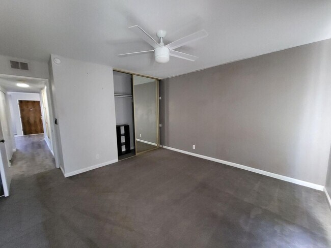 Building Photo - SUPER CLEAN & CUTE 2 BED 2 BATH