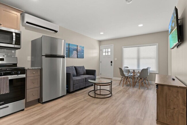 Building Photo - 8 N St