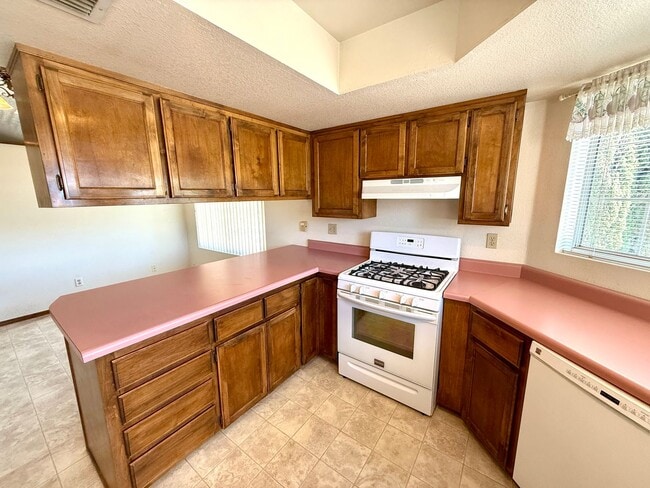 Building Photo - Spacious 3BR Cul-de-Sac Home with Bonus Room, New Carpet & Split Floor Plan!