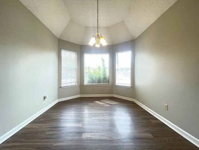 Building Photo - Plum Point Village home!