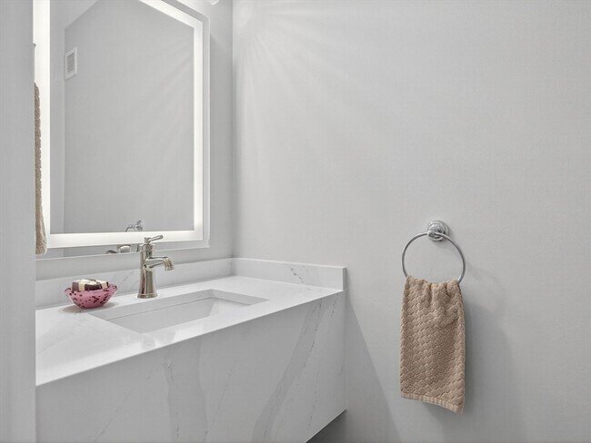 Building Photo - 65 E India Row