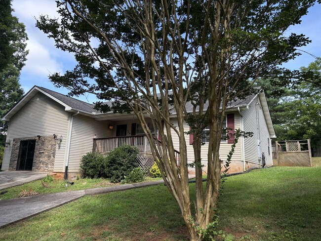 Building Photo - 119 N Clover Hill Ridge Rd