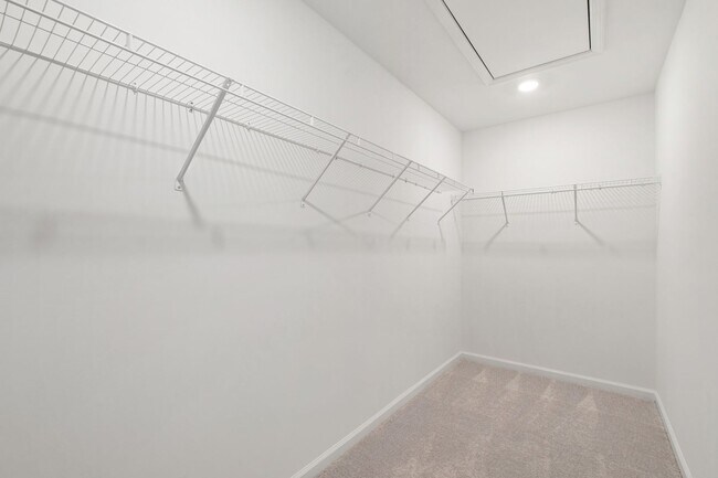 Building Photo - Spacious End-Unit 3-Bedroom Townhome in Pr...