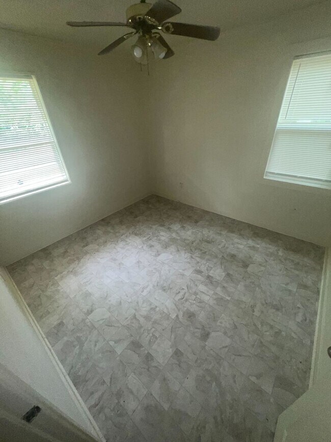 Building Photo - Nice 4 Bed 1.5 Bath in North Jackson