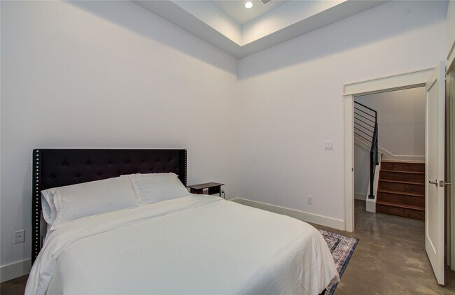 Building Photo - 4311 Marina St