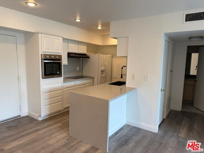 Building Photo - 1351 N Crescent Heights Blvd