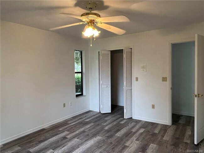 Building Photo - 558 E Jenkins Ct