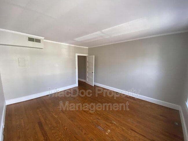Building Photo - 806 Caroline St