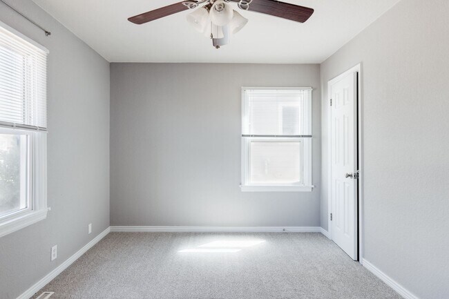 Building Photo - $0 DEPOSIT OPTION. 3BED/1BATH WITH ONE CAR...