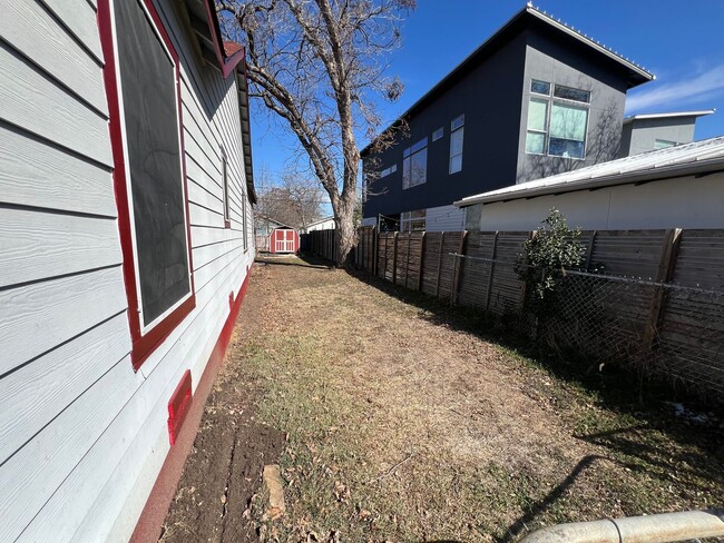 Building Photo - 502 Zennia St