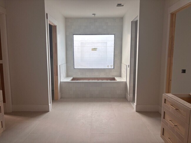 Building Photo - BRAND NEW Gorgeous 6 bed 7 bath with Pool ...