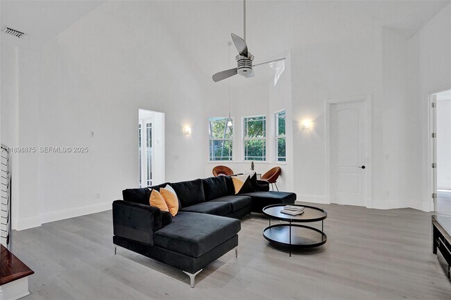 Building Photo - 1207 SW 21st St