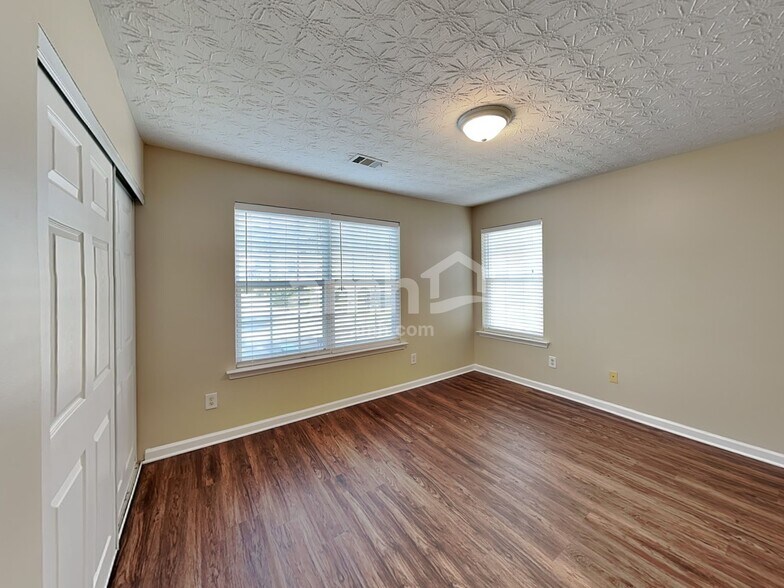 Building Photo - 354 Meadows Ln