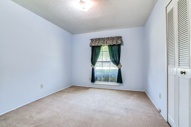 Building Photo - 1312 E Spring Valley Rd