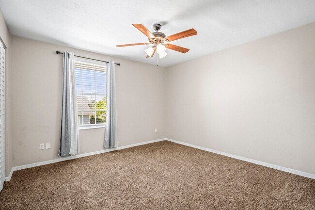 Building Photo - Beautifully updated 2-bedroom, 1.5-bathroo...