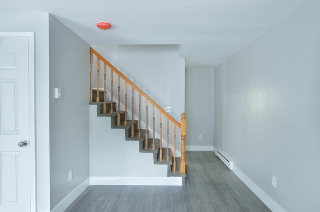 Building Photo - 1049 Pleasant St