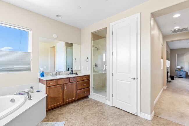 Building Photo - 5 Bed home w/downstairs bed. Private pool.