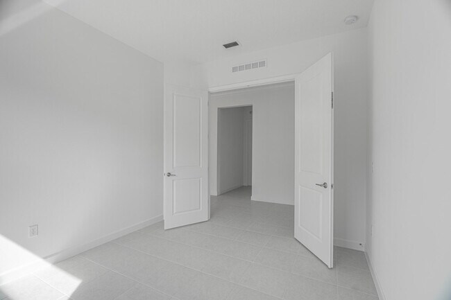 Building Photo - 13885 SE Riversway St