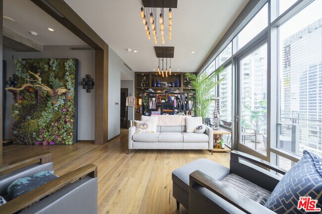 Building Photo - 1100 S Hope St