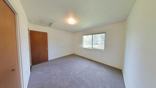 Building Photo - Spacious and charming conveniently located...