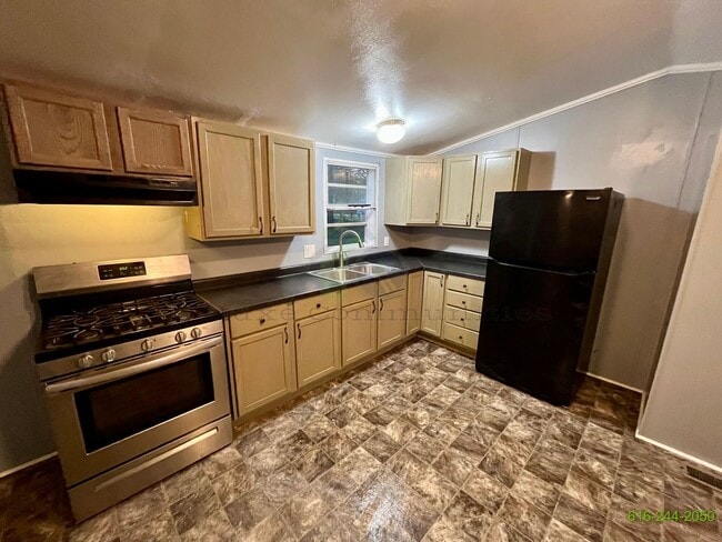 Building Photo - 3 Bedroom Mobile Home! Available NOW! Midd...