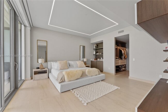 Building Photo - 18975 Collins Ave