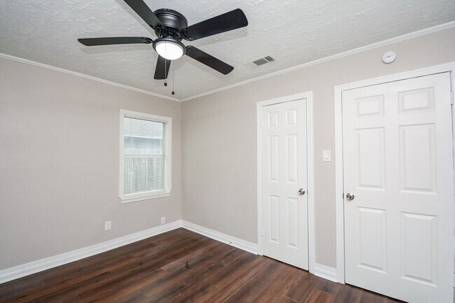 Building Photo - 2109 Pomona Dr