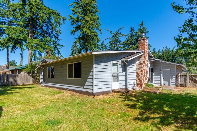 Building Photo - 4 bedroom 2 bath home