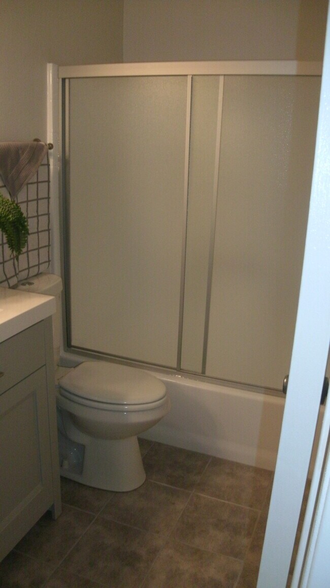 Bathroom Shower/Tub Enclosures - 41590 Maroon Town Rd