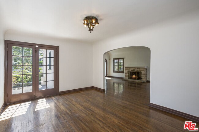 Building Photo - 131 N Citrus Ave